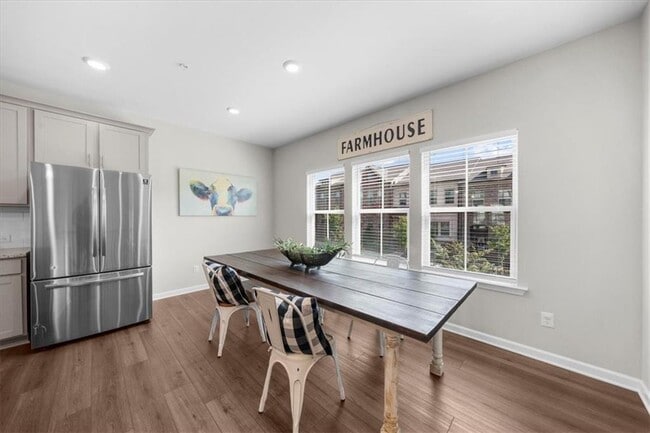 Building Photo - 324 Commons Ave