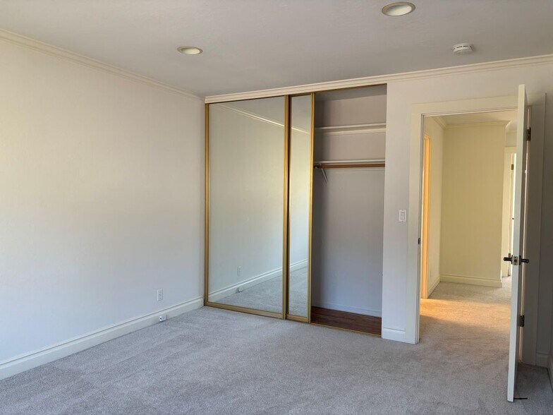 Building Photo - 444 Racquet Landing