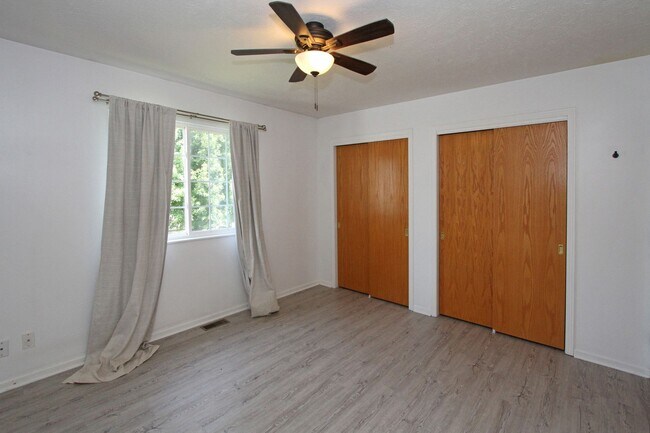 Building Photo - Timber Ridge Split Foyer