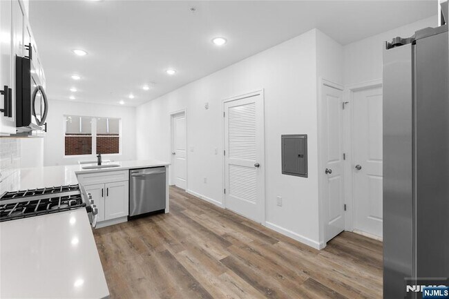 Building Photo - 51 E Main St