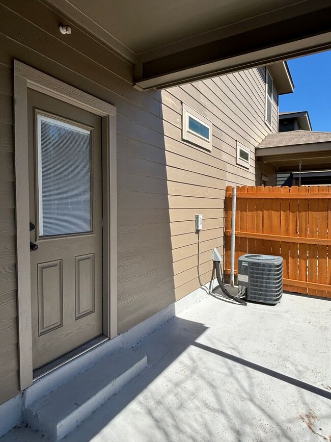 Building Photo - Lake View Drive