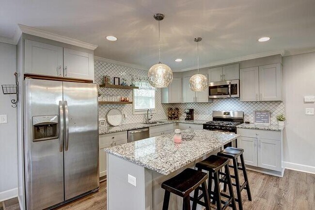 Building Photo - House 3 bed, 2 bath