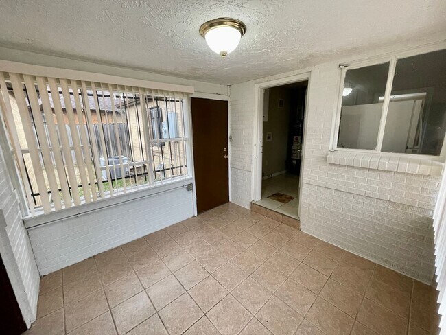 Building Photo - 3 Bed 1 Bath Ranch in North Park Hill! (Av...