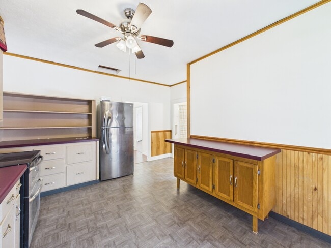 Building Photo - 305 Chelsea St
