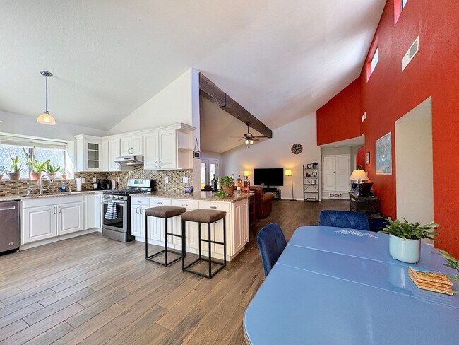 Building Photo - 6851 Amposta Dr