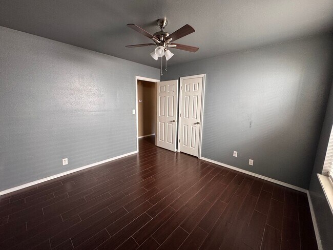 Building Photo - Large 3 bed 2 bath with 2 car garage.