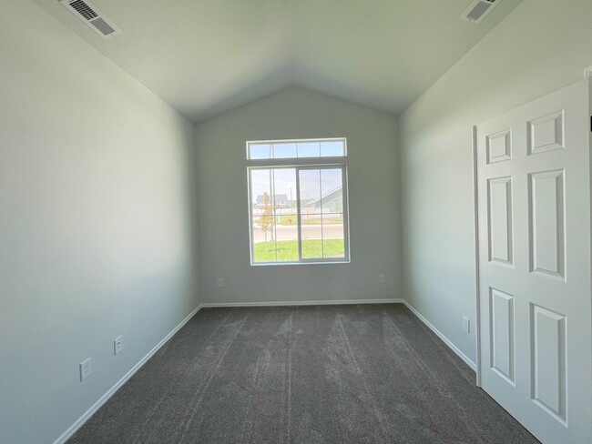 Building Photo - 12633 Dovekie St