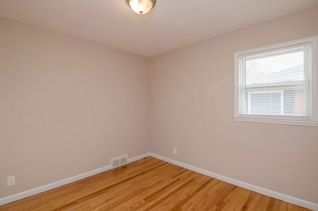 Building Photo - 1427 Woodland Dr