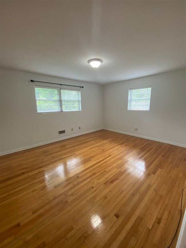 Building Photo - 1006 Ivanhoe Rd
