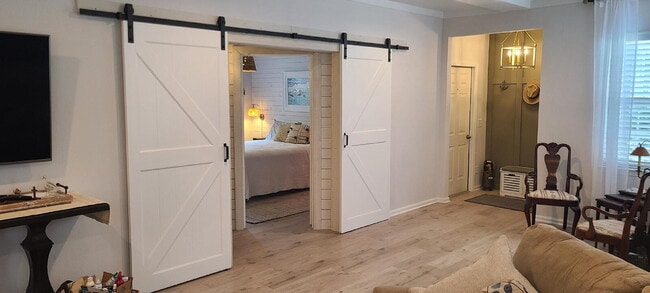 Building Photo - Beautifully Updated Elegant two Bedroom Ho...
