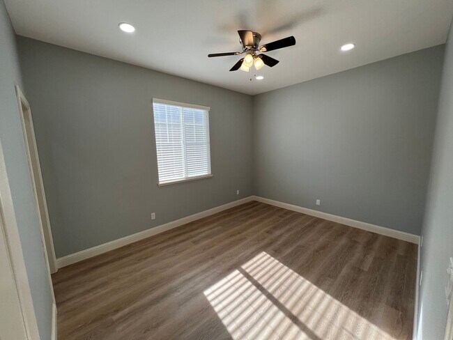 Building Photo - Desirable and Spacious 5-Bedroom Home in Empire Ranch!