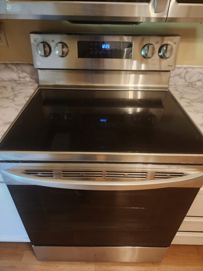 Building Photo - 184 Ridgeview St