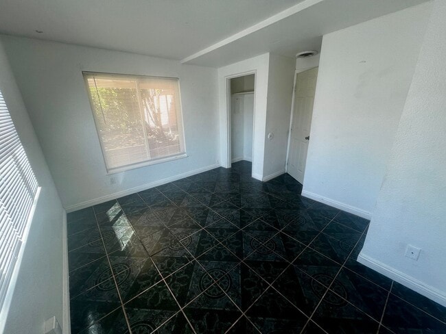 Building Photo - 6568 Oasis Ave
