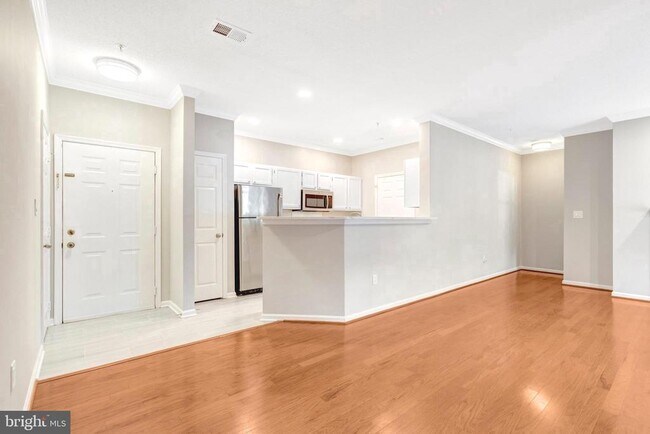 Building Photo - 1701 Lake Shore Crest Dr