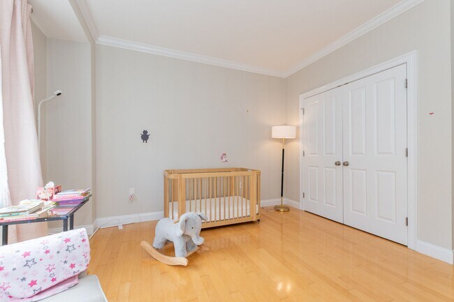 Building Photo - Amazing Brookline 3 bed 2.5 bath....