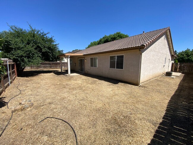 Building Photo - 3848 E Oak Ave