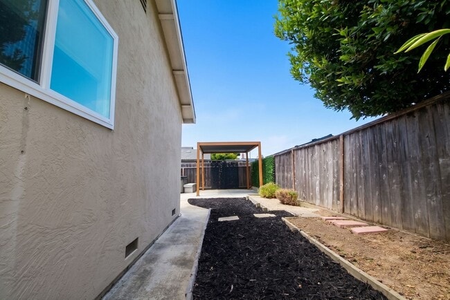 Building Photo - 1823 Lawndale Ave