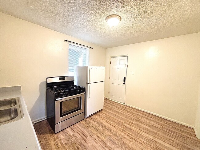 Building Photo - 560 S 600 E