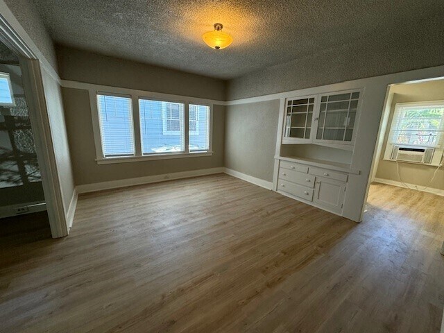 Building Photo - 2bd/1ba updated Midtown home