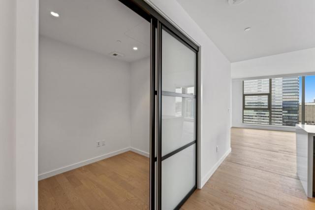 Building Photo - 2 bedroom in Bellevue WA 98004