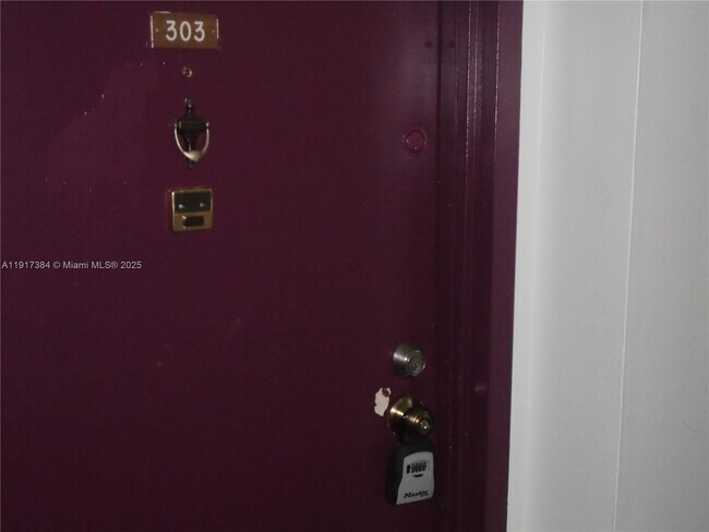 Building Photo - 4174 Inverrary Dr