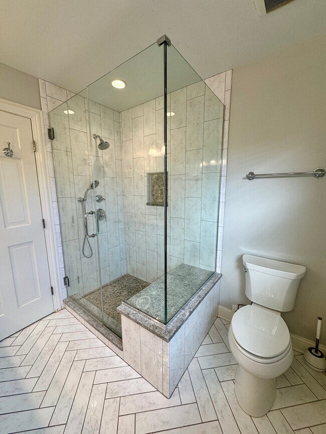 Building Photo - 804 Paradise Ln