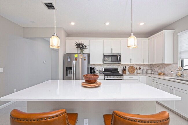 Building Photo - 833 SE Courances Dr