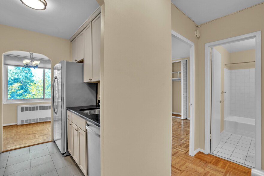 Building Photo - 4000 Tunlaw Rd NW