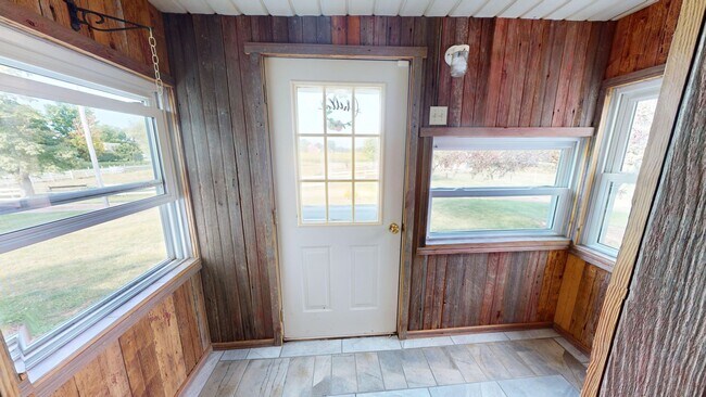 Building Photo - Country living in South Central! 3 bed/3 baths and large garage