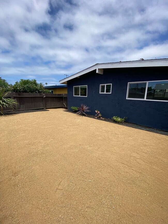 Building Photo - Renovated Beach house just a few blocks fr...