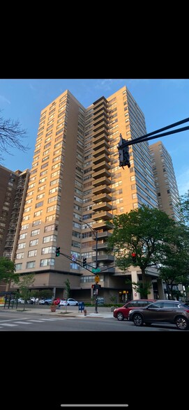 Building Photo - 6301 N Sheridan Rd