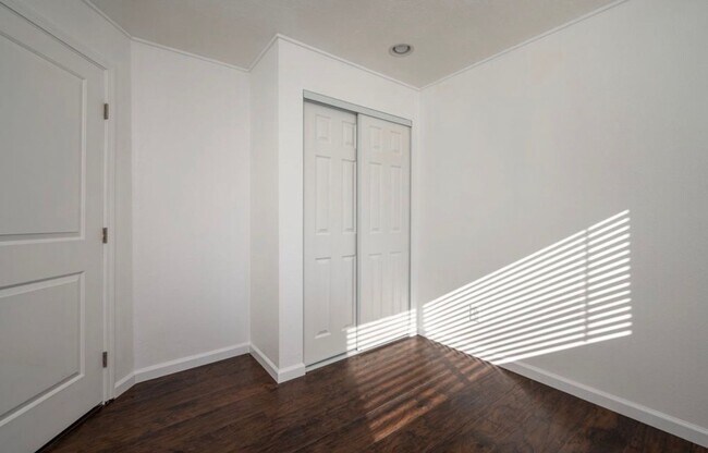 Building Photo - Beautiful 3 bd, 1 bath open kitchen/living, large yard, walk through video.