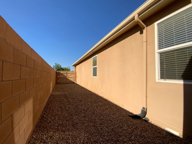 Building Photo - 4 Bedroom Single Story Home Available Near...
