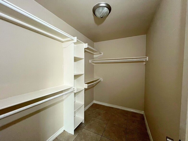 Building Photo - 3208 Gustavus St