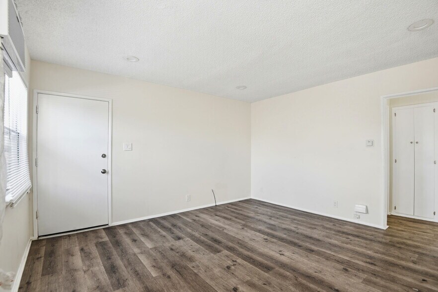 Building Photo - 1112 W 92nd St