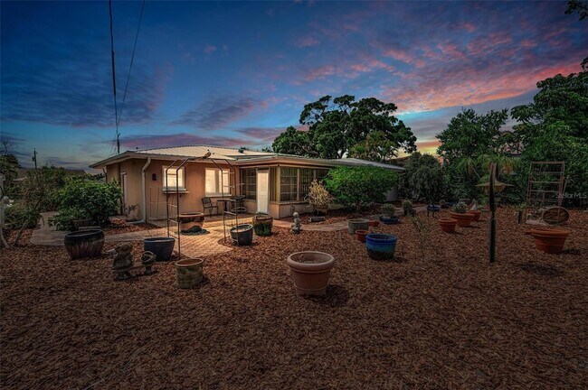 Building Photo - 1387 Hill Dr