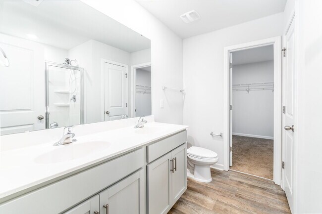 Building Photo - Spacious house with large office and 3 bedrooms in pool community. Available after July 10!