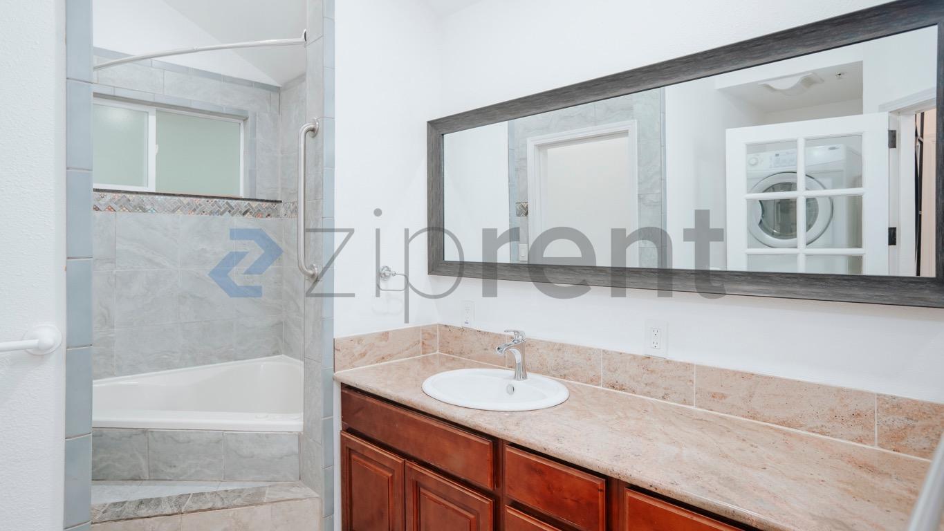 Building Photo - Unit single home