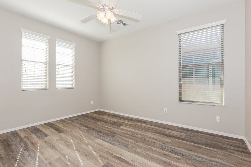 Building Photo - 3826 E Fairview St