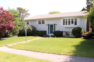 Building Photo - 4 Deerfield Rd