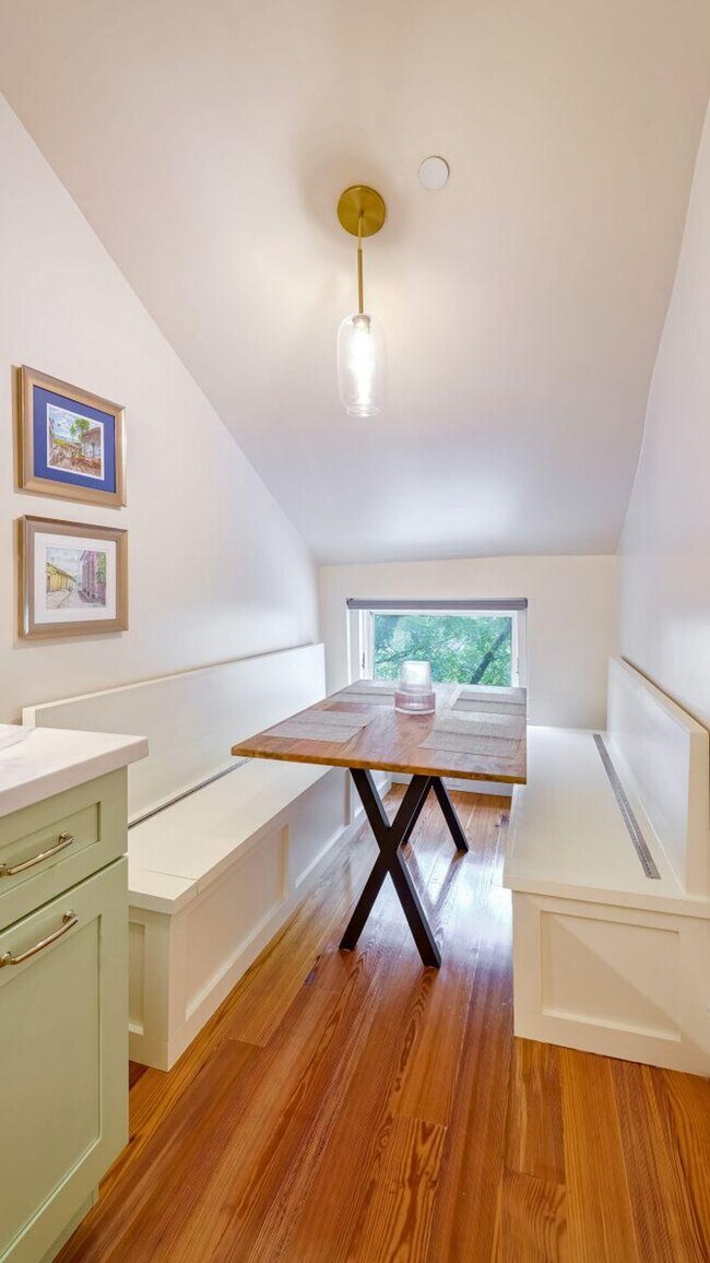 Building Photo - 604 Baronne St