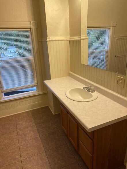 Building Photo - 846 Elmwood Ave