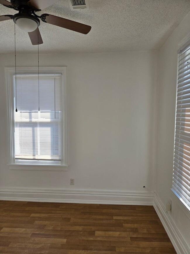 Building Photo - Single family home with covered front porch