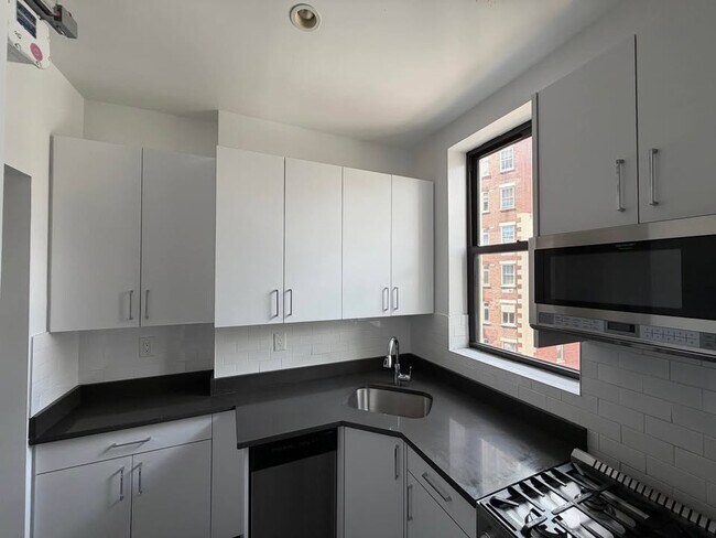 Building Photo - 166 W 72nd St