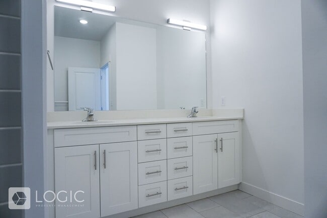 Building Photo - Gorgeous Townhome in Great Location!
