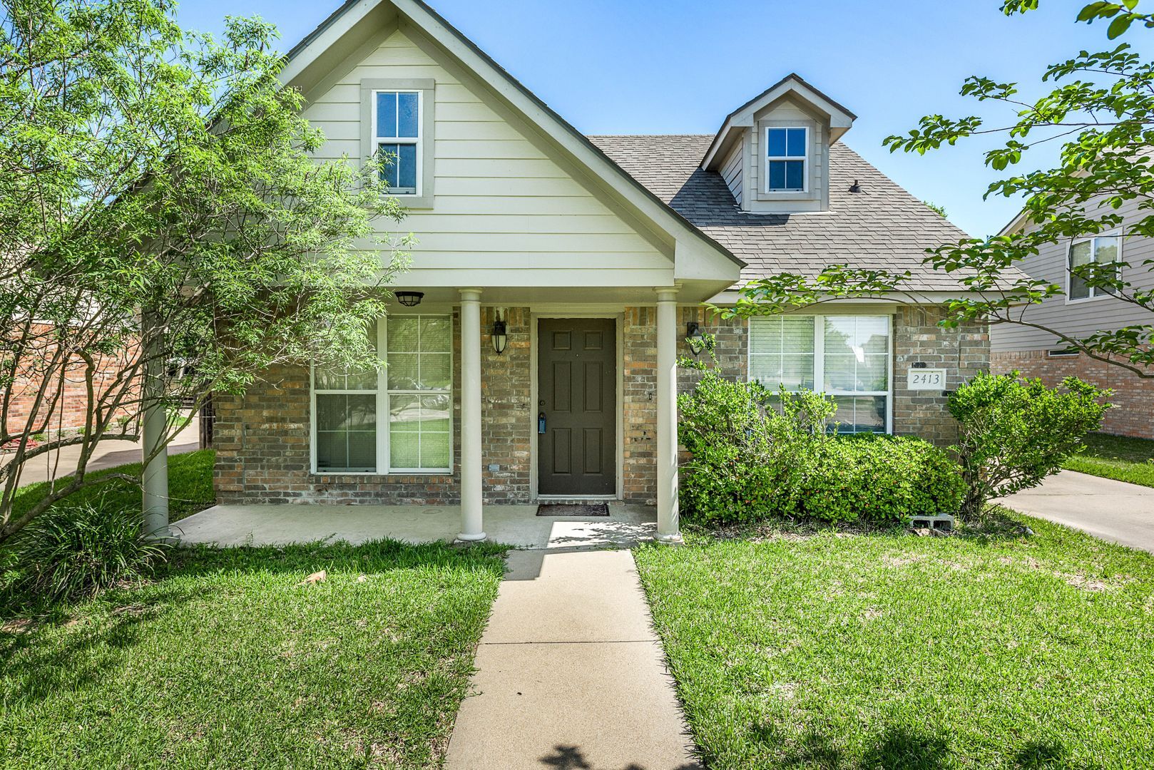 Building Photo - SUBLEASE AVAILABLE IMMEDIATELY THROUGH JULY 2026!  Charming 3 Bed, 2 Bath in Central Location!