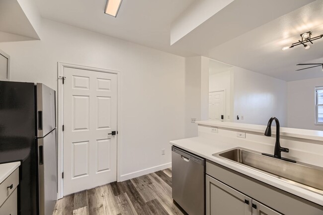 Building Photo - **Fully Updated 2-Bedroom Condo with New Appliances!**