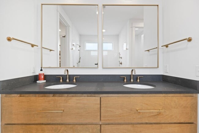 Building Photo - Luxury Rental in the Heart of the Rose District