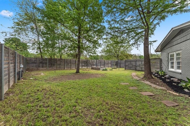 Building Photo - 4330 Parkwood Rd