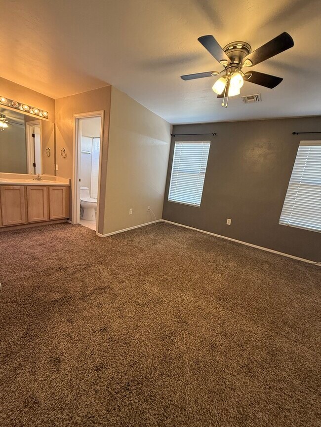 Building Photo - HOUSE FOR RENT